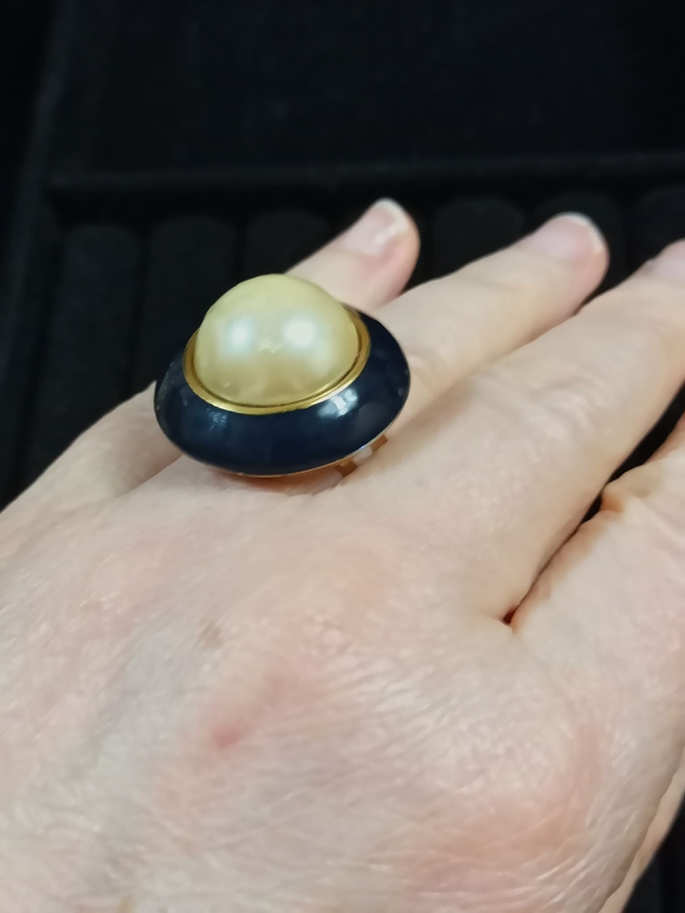 Vintage 1980s Oversized Statement Ring Faux Pearl Navy Blue Gold Tone Adjustable - Picture 6 of 6